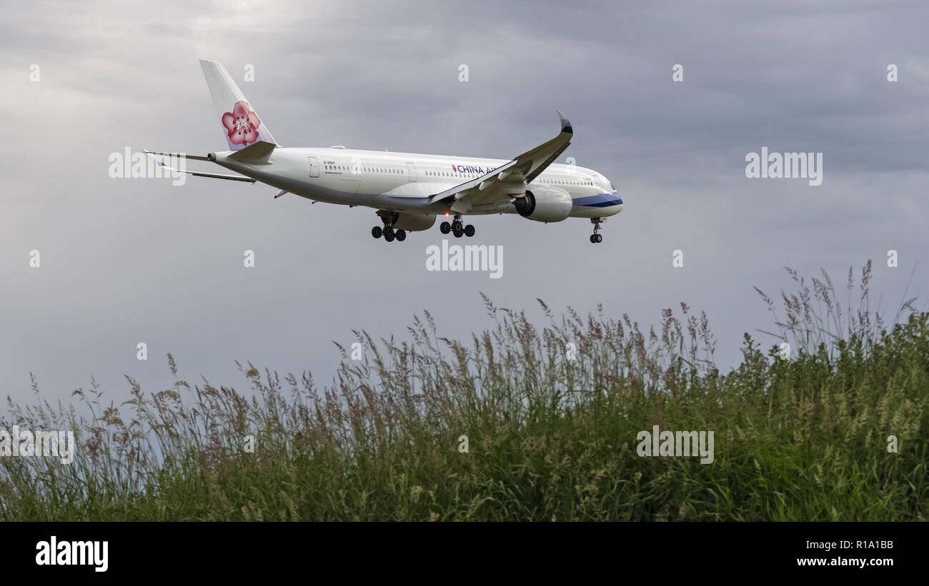 Richmond, British Columbia, Canada. 29th May, 2018. A China Airlines Airbus A350-900 (B-18907) extra wide body (XWB) jet airliner airborne on short final approach for landing. Credit: Bayne Stanley/ZUMA Wire/Alamy Live News Stock Photo