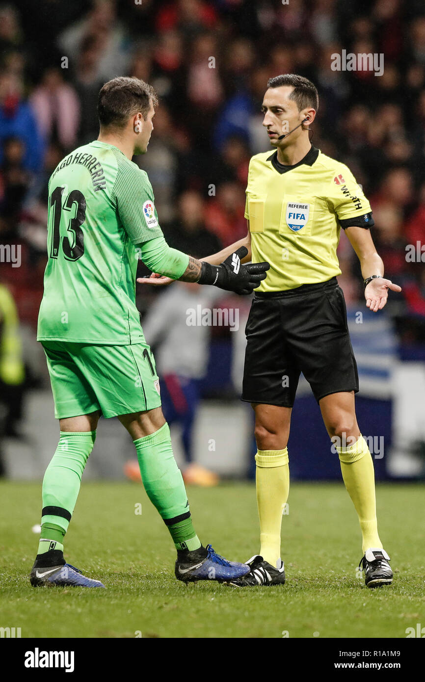 Wanda Metropolitano, Madrid, Spain. 10th Nov, 2018. La Liga football, Atletico Madrid versus Athletic Bilbao; Bilbao goalkeeper questions the validity of the Athletico Madrid goal which made it 3-2 Credit: Action Plus Sports/Alamy Live News Stock Photo