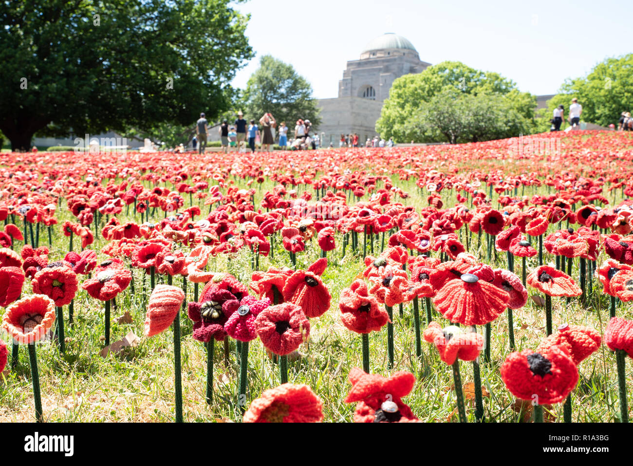 Canberra, Australia. 11th Nov, 2018. Crowds gather to pay respect, 11-November-2018, Remembrance Day, Canberra War Memorial, Australia Credit: Michael Miller/Alamy Live News Stock Photo