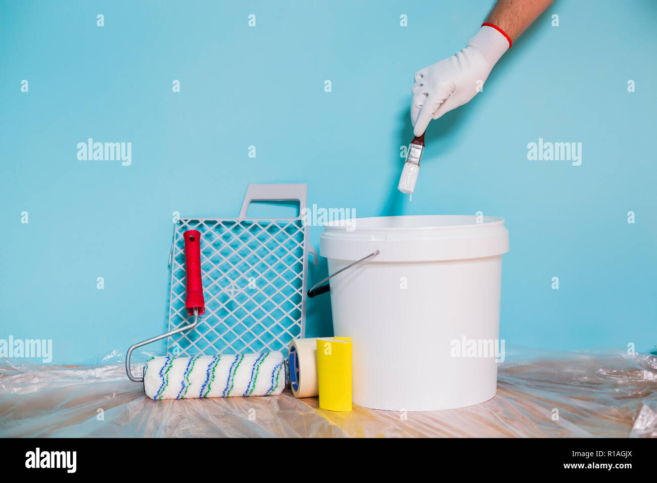 Man holding paint roller hires stock photography and images Alamy