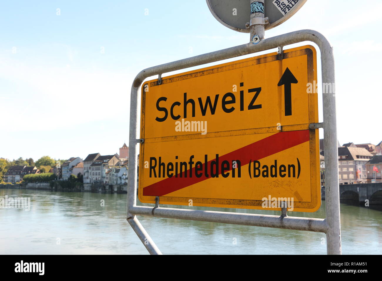 Ortseingangsschild auf der Rheinbrücke zwischen Rheinfelden in der Schweiz und Rheinfelden in Deutschland Stock Photo