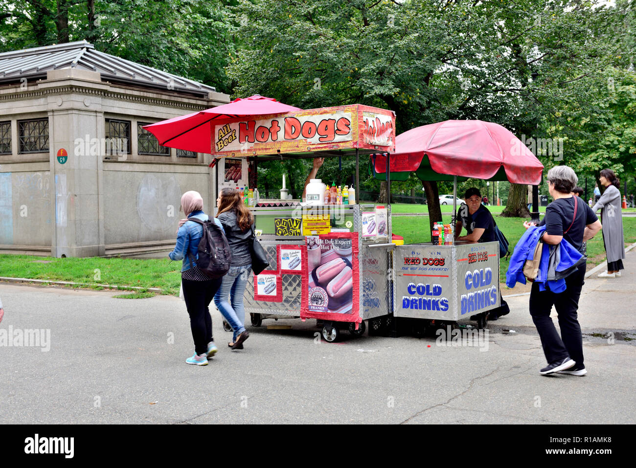 American mobile hot dog stall street vendor, by Boston Common park and garden, Boston MA, USA Stock Photo