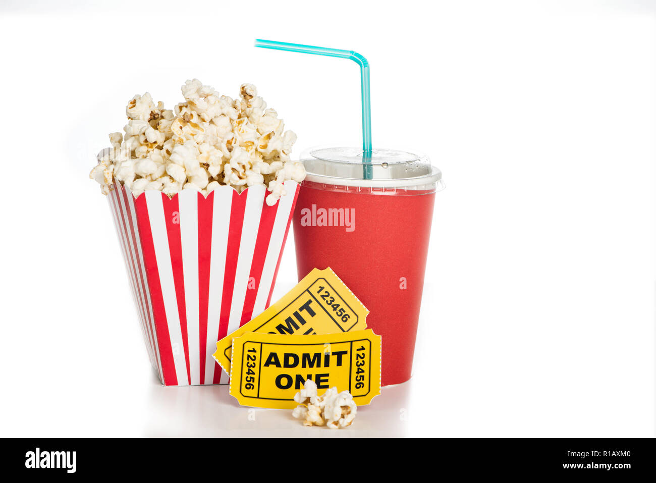 Попкорн в синема парке. Напитки в кинотеатре. Попкорн и напиток. Попкорн и кола. Пепси в кинотеатре.