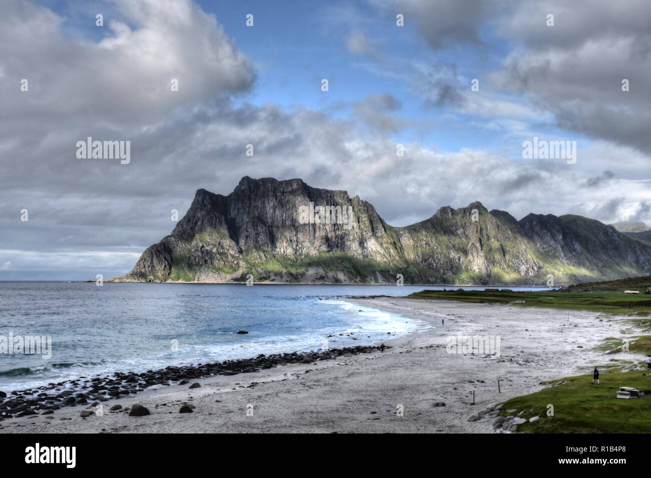Veggen hike in Lofoten – see two stunning beaches from above!