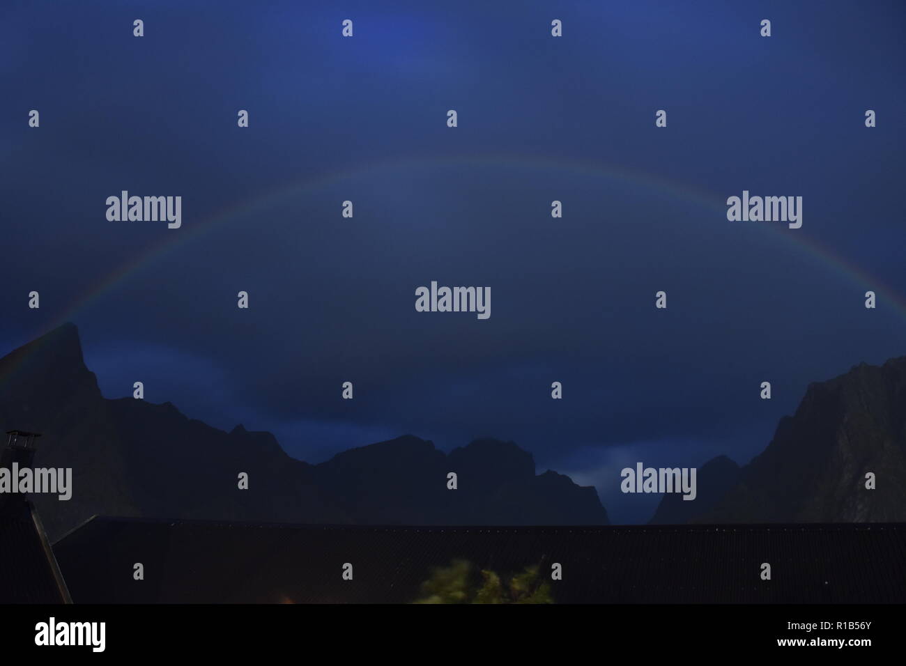 Mondregenbogen, Regenbogen, Norwegen, Reine, Lofoten, Nacht, Vollmond, Himmel, Doppelregenbogen, Regenbogenfarben, grün, rot, gelb, blau, violett Stock Photo