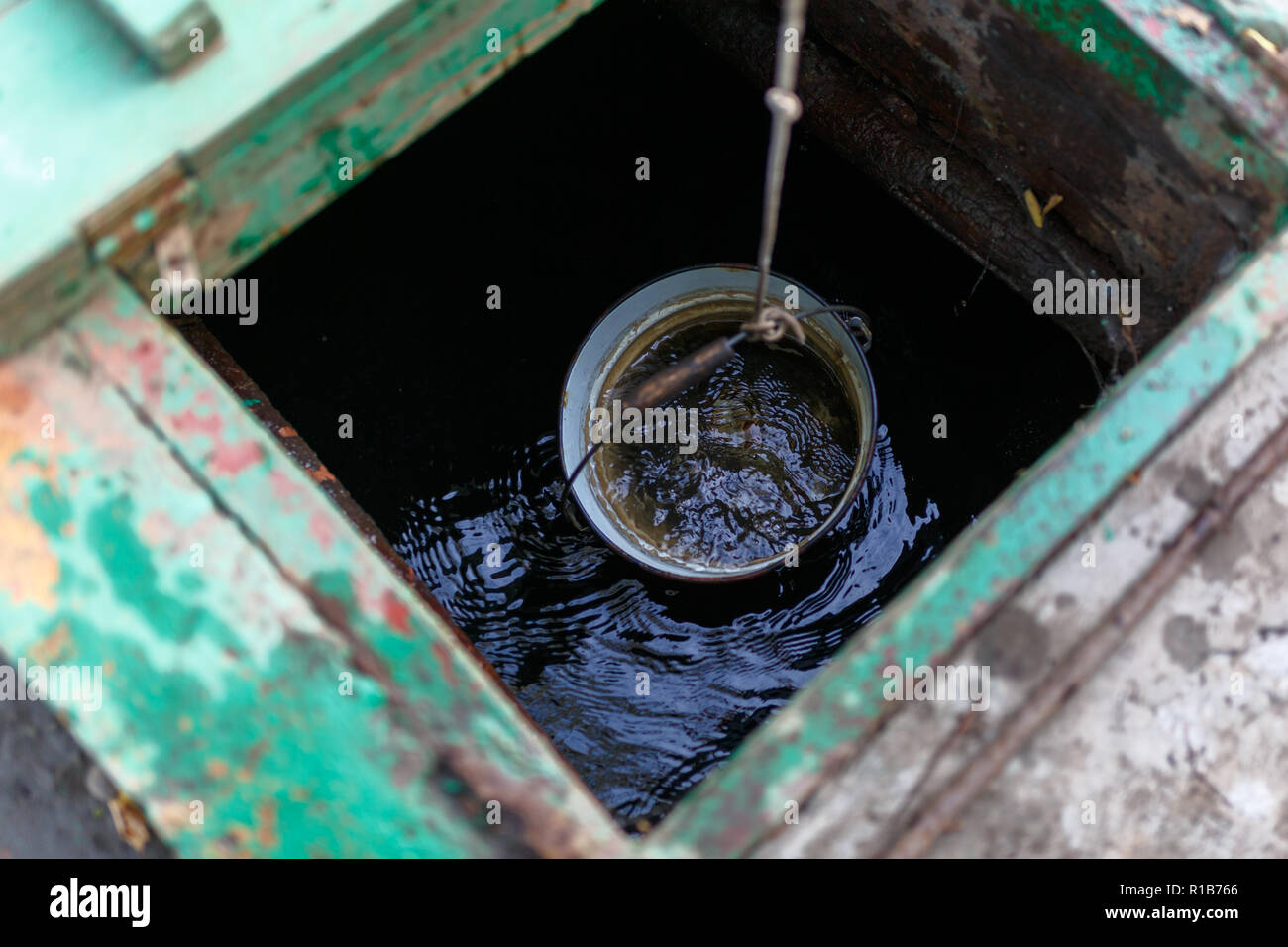 Колесо потока. Жизнь как колодец мем. Ведро с надписью. Жизнь как колодец там вода. Мемы про воду.