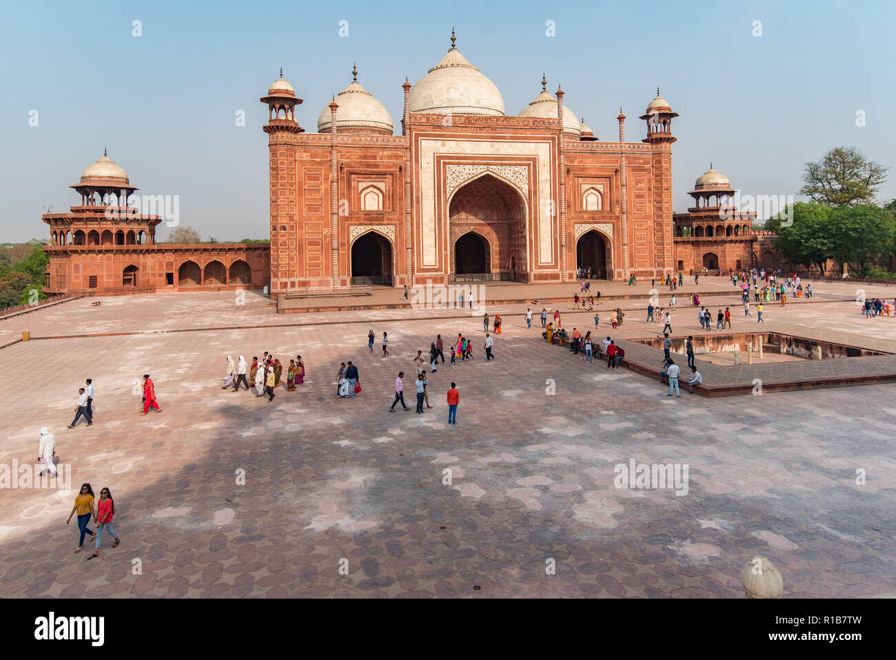 The monument to the east of the Taj Mahal, known as the Jawab or Guest house. Agra, India Stock Photo