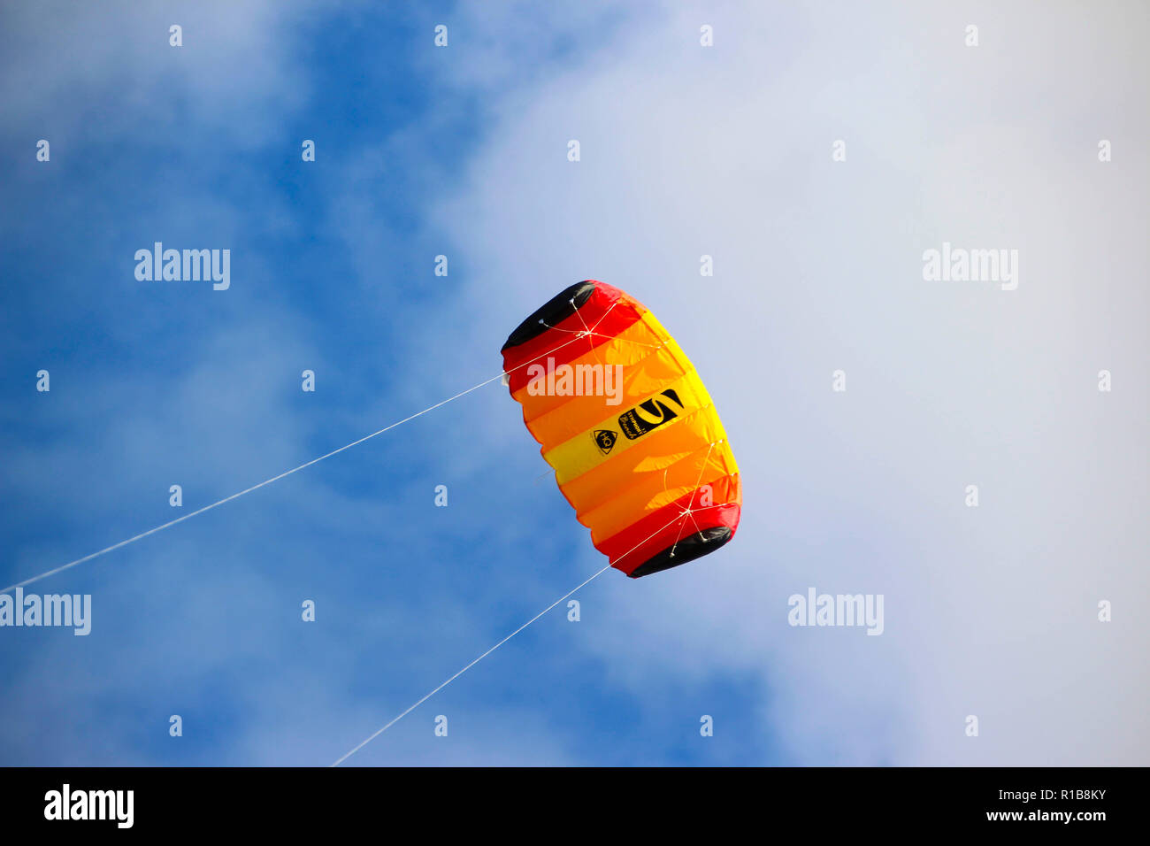 Lenkdrachen am blauen Himmel mit einigen Wolken. Fly a kite n a blue sky with a few nice clouds. Stock Photo