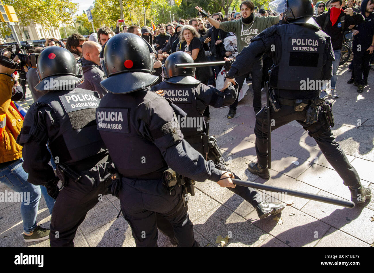 Barcelona, Catalonia, Spain. 10th Nov, 2018. The Mossos d'Esquadra, Catalan  police, are seen charging on the demonstrators.Some 500 people have  gathered to protest the demonstration of pride of the Spanish police in