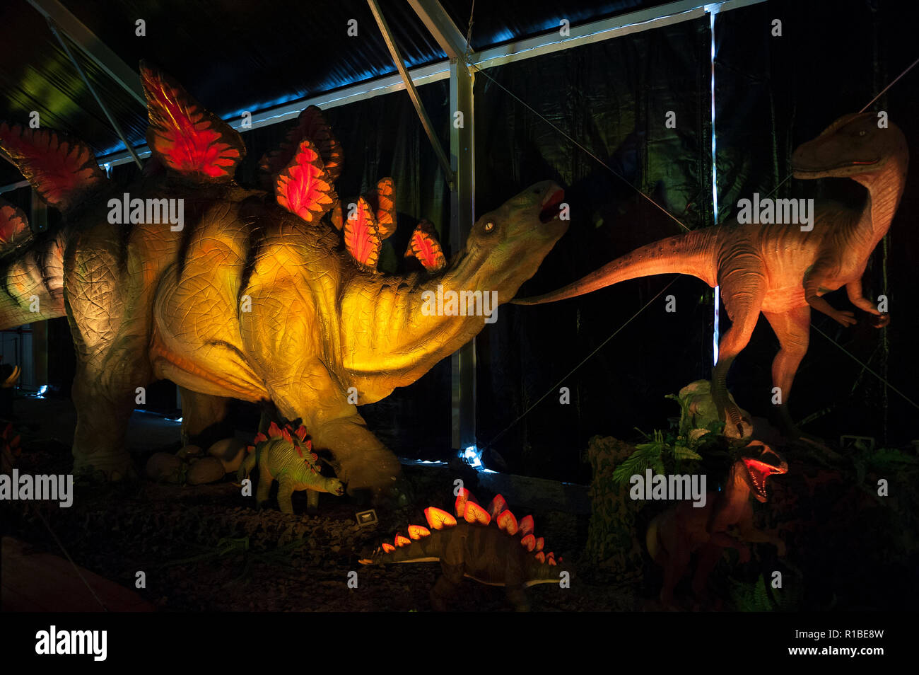 Deux figurines de dinosaure stylisées décorent un gâteau sucré Photo Stock  - Alamy