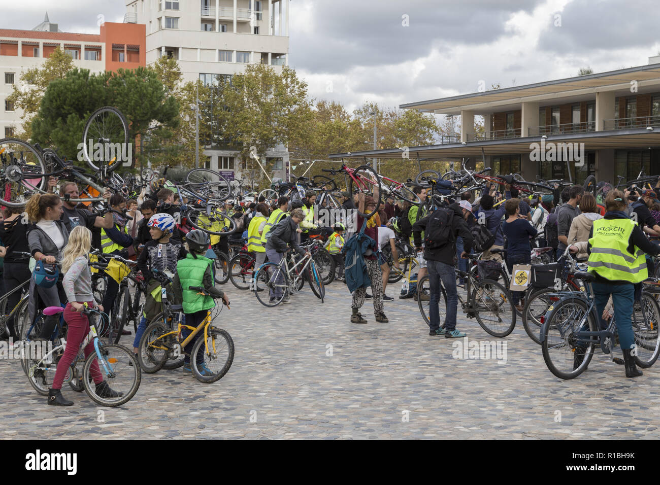 Montpellier, Occitanie, France 10th Nov, 2018. Citizen call to demonstrate by bike in the streets of Montpellier to protest against the lack of infrastructure dedicated to cyclists. Following the statements of the Mayor of Montpellier Philippe Saurel who said in an interview with France 3 that we do not make a bike path for two people. More than 1200 people were present at this event. Credit: Digitalman/Alamy Live News Stock Photo