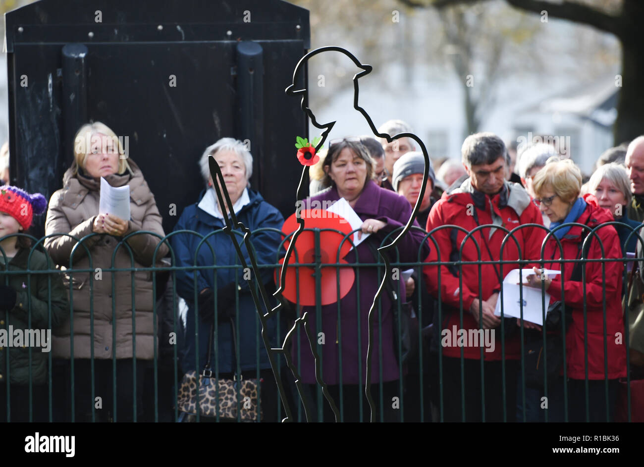 Brighton UK 11th November 2018 -Thousands turned out for the Act of Remembrance Service held at Brighton war memorial . It is the 100 year anniversary today of the ending of World War One on the 11th November 1918 . Photograph taken by Simon Dack Credit: Simon Dack/Alamy Live News Stock Photo