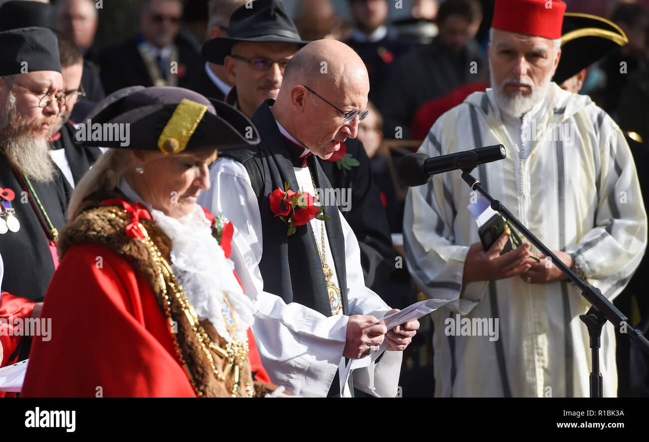 Brighton UK 11th November 2018 - The Bishop of Chichester at the Act of Remembrance Service held at Brighton war memorial . It is the 100 year anniversary today of the ending of World War One on the 11th November 1918 . Photograph taken by Simon Dack Credit: Simon Dack/Alamy Live News Stock Photo