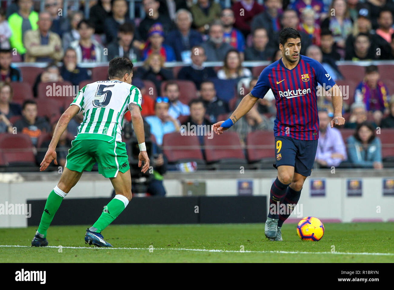 Camp Nou, Barcelona, Spain. 11th Nov, 2018. La Liga football, Barcelona  versus Real Betis; Luis Suarez of FC Barcelona looks for an outlet as Marc  Bartra of Betic closes Credit: Action Plus