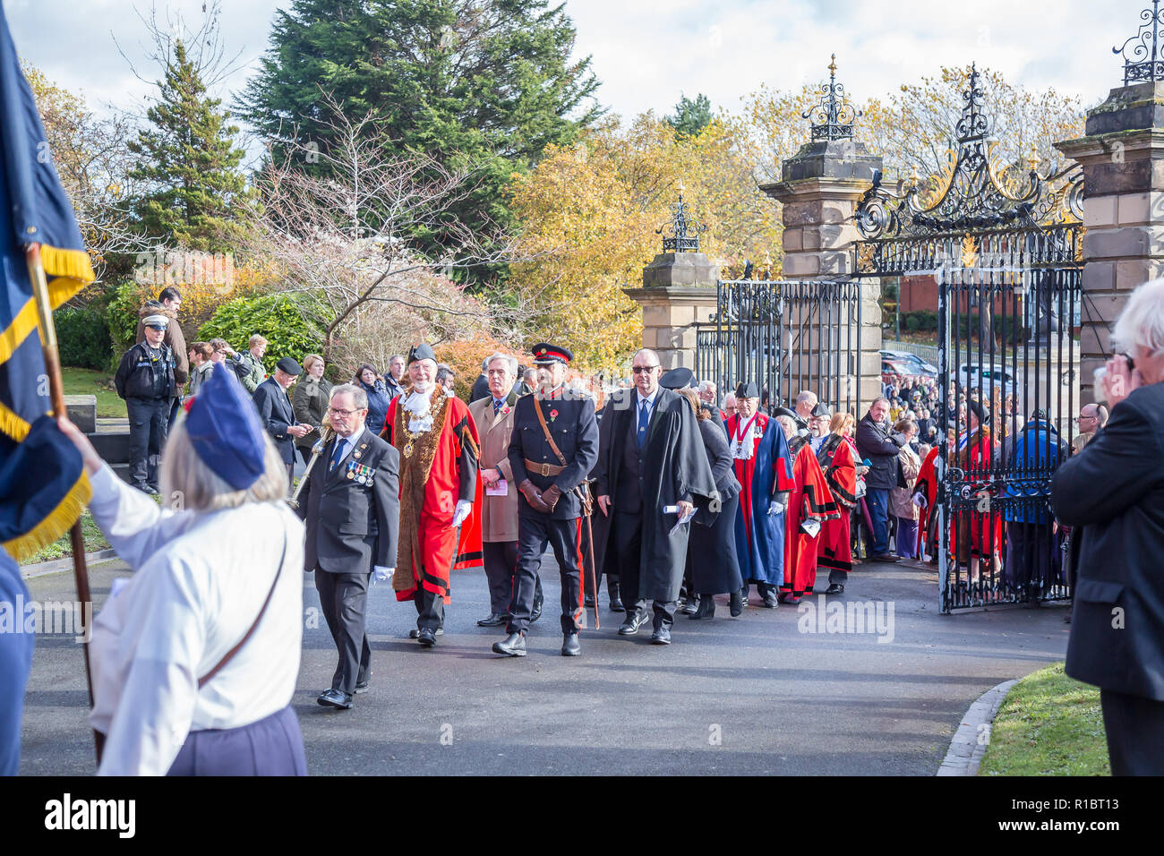 Kidderminster, UK. 11th November, 2018. With acts of remembrance taking place worldwide today, the people of Kidderminster come out in their hundreds to commemorate those who gave their lives for their country. On a gloriously sunny morning, crowds congregate at St Mary and All Saints Church, circling The Angel of Peace war memorial to pay their respects. Credit: Lee Hudson/Alamy Live News Stock Photo