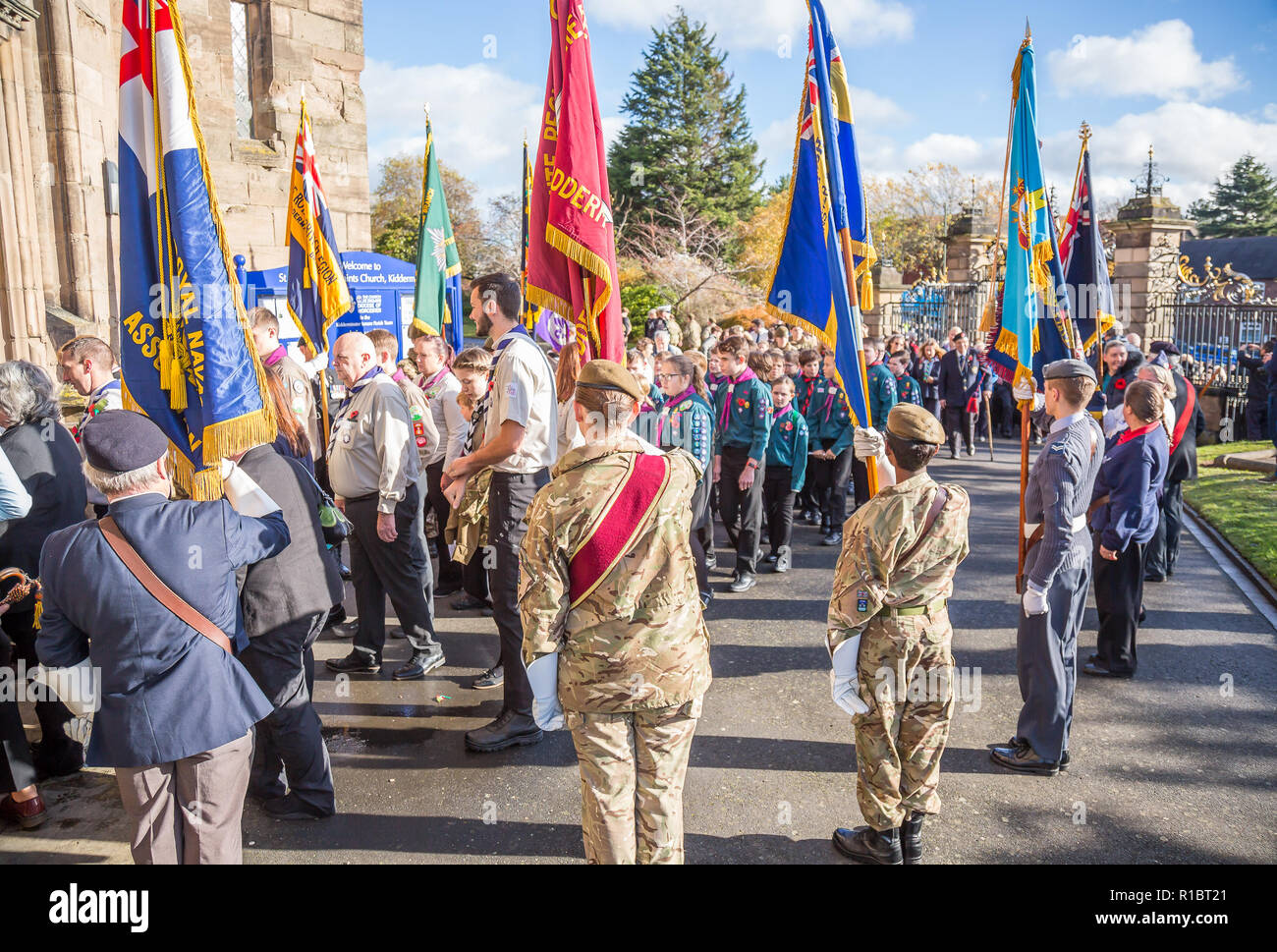 Kidderminster, UK. 11th November, 2018. With acts of remembrance taking place worldwide today, the people of Kidderminster come out in their hundreds to commemorate those who gave their lives for their country. On a gloriously sunny morning, crowds congregate at St Mary and All Saints Church, circling The Angel of Peace war memorial to pay their respects. Credit: Lee Hudson/Alamy Live News Stock Photo