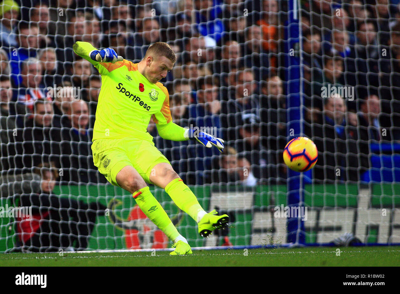 London, UK. 11th Nov, 2018.Jordan Pickford , the goalkeeper of Everton in action. Premier League match, Chelsea v Everton at Stamford Bridge in London on Sunday 11th November 2018.  this image may only be used for Editorial purposes. Editorial use only, license required for commercial use. No use in betting, games or a single club/league/player publications. pic by Steffan Bowen/ Andrew Orchard sports photography/Alamy Live news Stock Photo