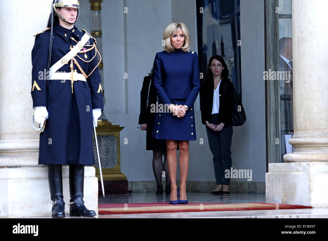 Paris, Frankreich. 10th Nov, 2018. Brigitte Macron receives Melania Trump  at the Élysée Palace. Paris, 10.11.2018 | usage worldwide Credit: dpa/Alamy  Live News Stock Photo - Alamy