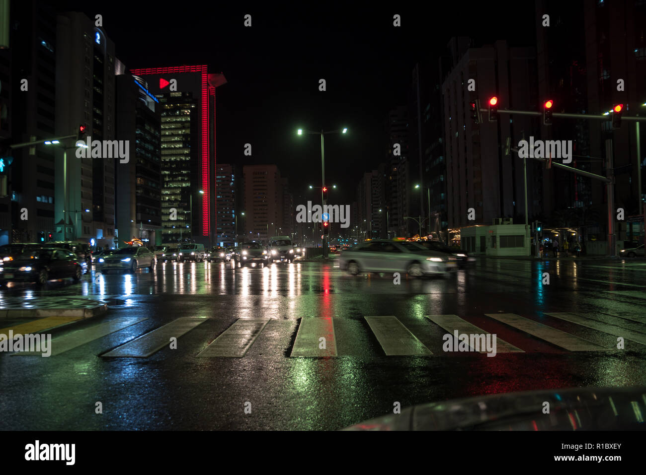 Abu Dhabi, UAE. November 11, 2018: Heavy rain and thunderstorm hit Abu Dhabi and other parts of the UAE in the evening. Abu Dhabi Police also warned residents and motorists to stay indoors due to the bad weather. Credit: Fahd Khan / Alamy Live News Stock Photo