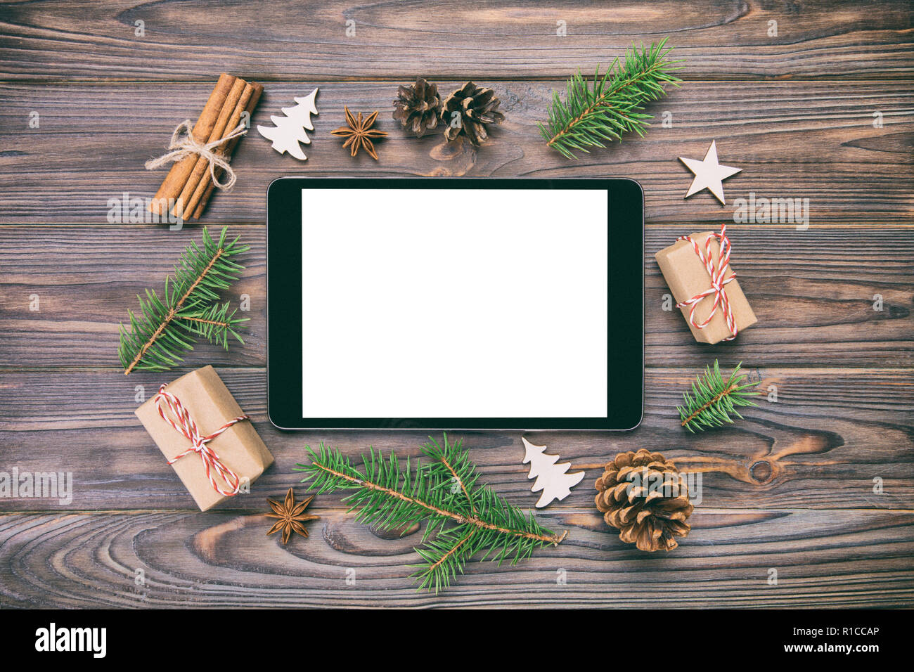 Một mẫu Rustic Christmas Tablet Mockup rất tuyệt vời đang chờ đợi bạn. Hãy cùng xem ảnh để cảm nhận được sự tươi vui và ấm áp của mùa lễ hội. Bạn sẽ thấy rằng, chiếc máy tính bảng sẽ là món quà hoàn hảo trong dịp này.