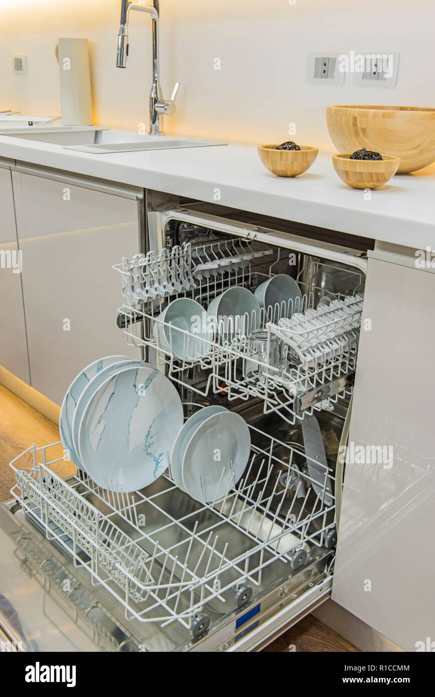 https://c8.alamy.com/comp/R1CCMM/interior-design-decor-showing-modern-kitchen-with-dishwasher-appliance-in-luxury-apartment-showroom-R1CCMM.jpg