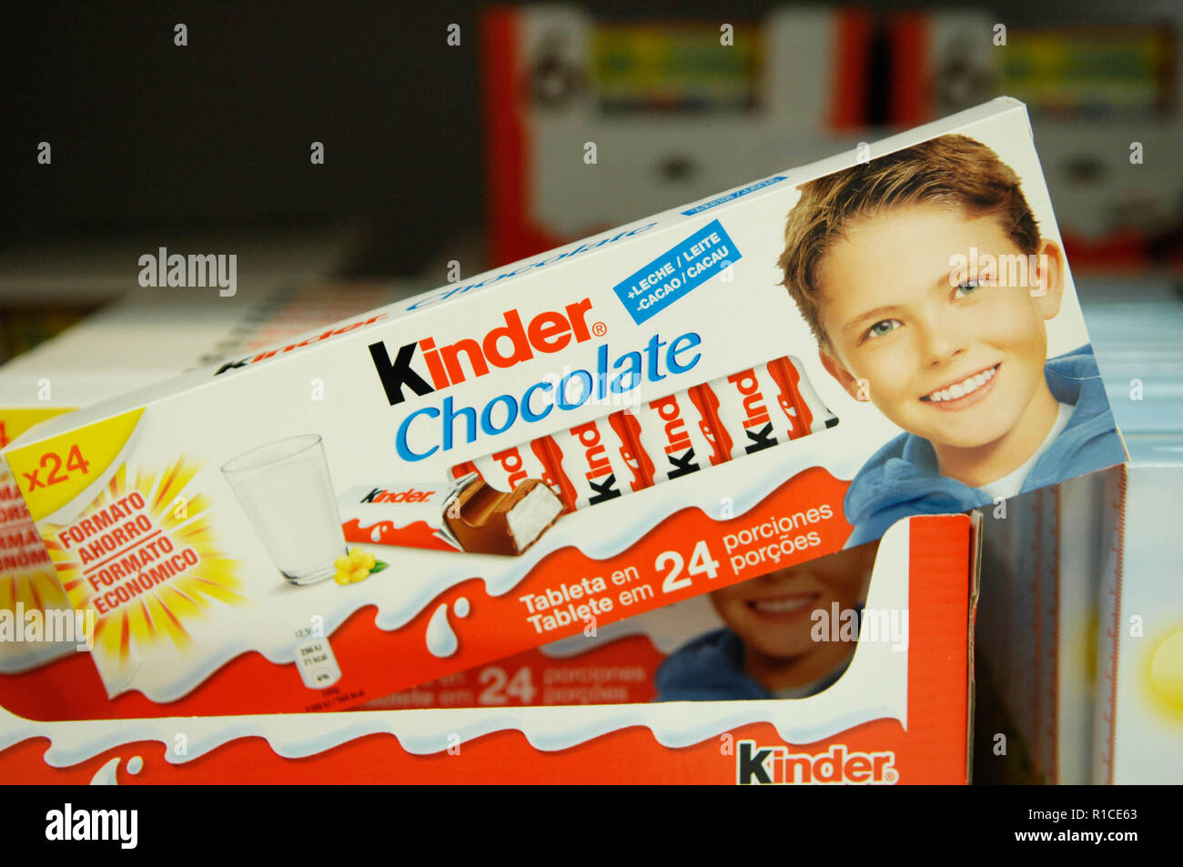 https://c8.alamy.com/comp/R1CE63/kinder-chocolatetablet-R1CE63.jpg