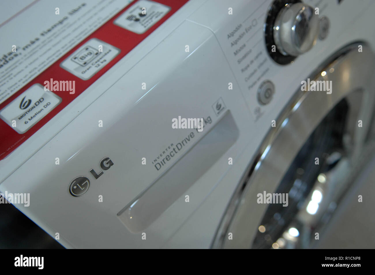 Lg washing machine hires stock photography and images Alamy