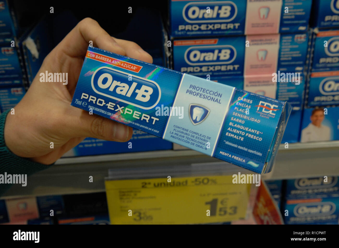 Oral-B,toothpaste Stock Photo - Alamy