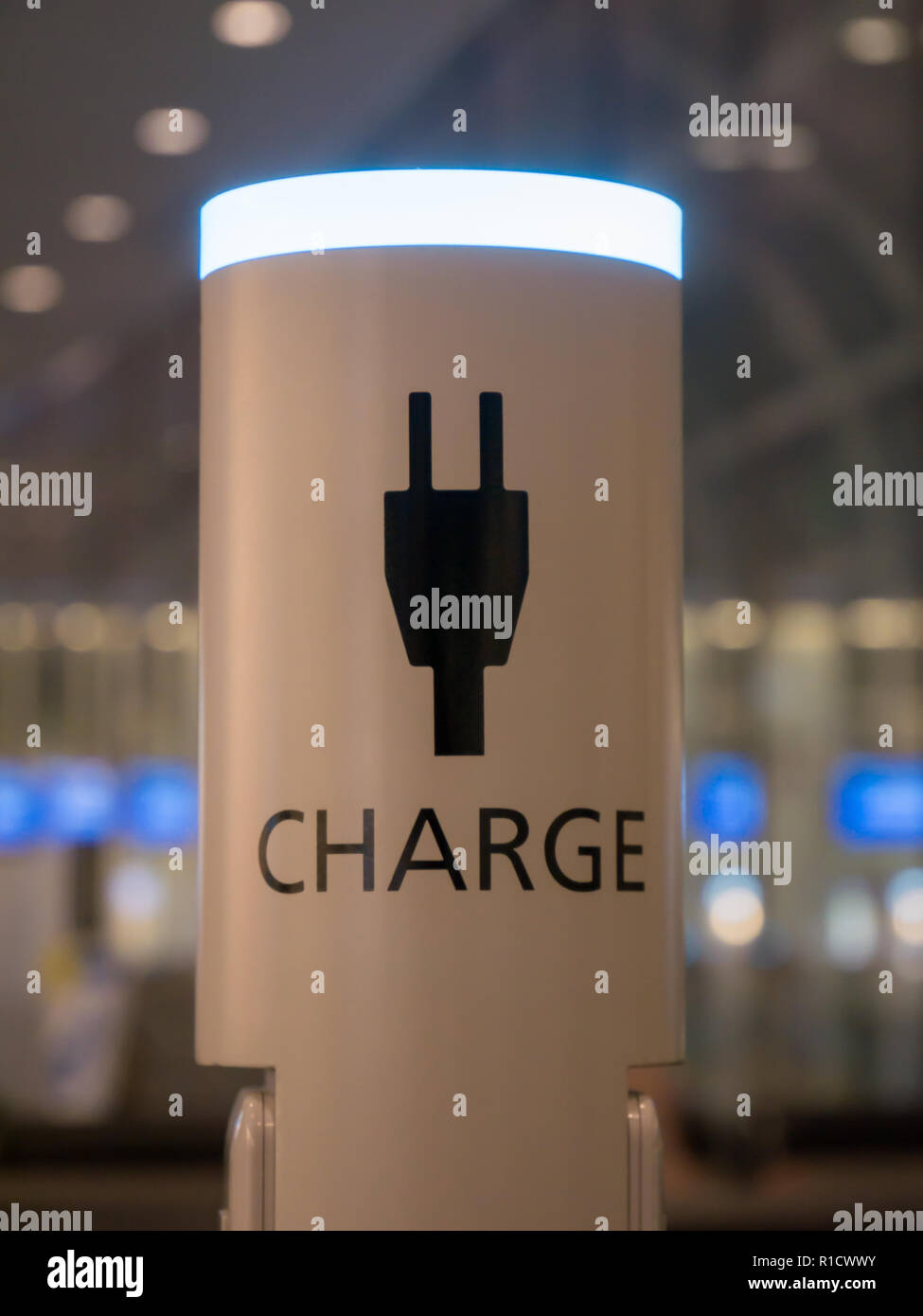 Public USB/electricity charging stations Stock Photo Alamy
