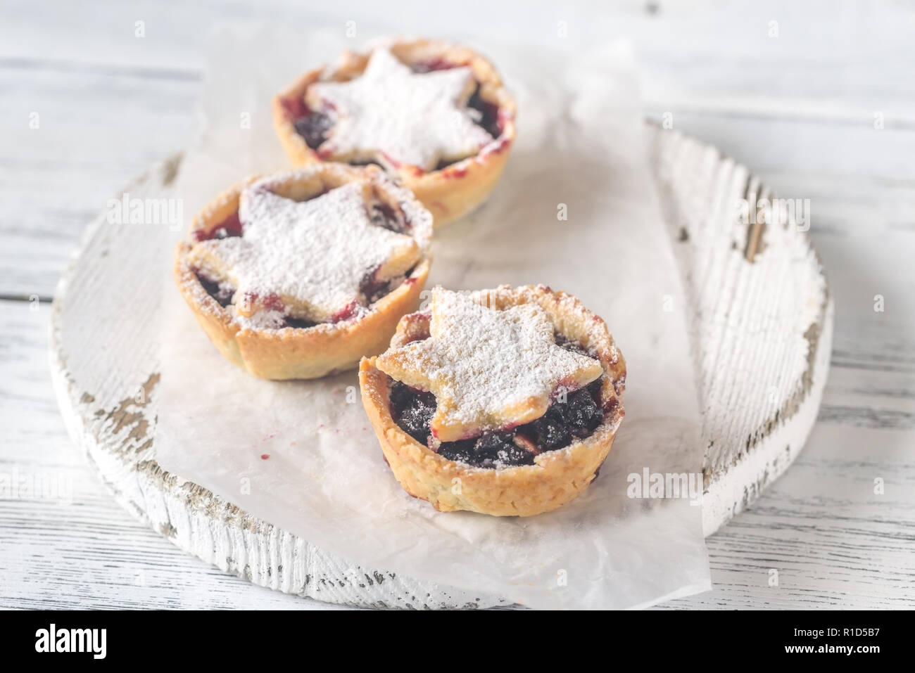 Golden pastry christmas mince pies hi-res stock photography and images ...