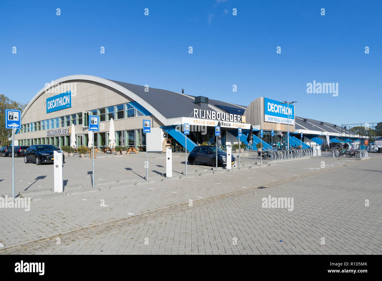 May 26, 2019 Emeryville / CA / USA - Exterior View of Decathlon Sporting  Goods Flagship Store, the First Open in the San Francisco Editorial Stock  Image - Image of international, flagship: 149098989