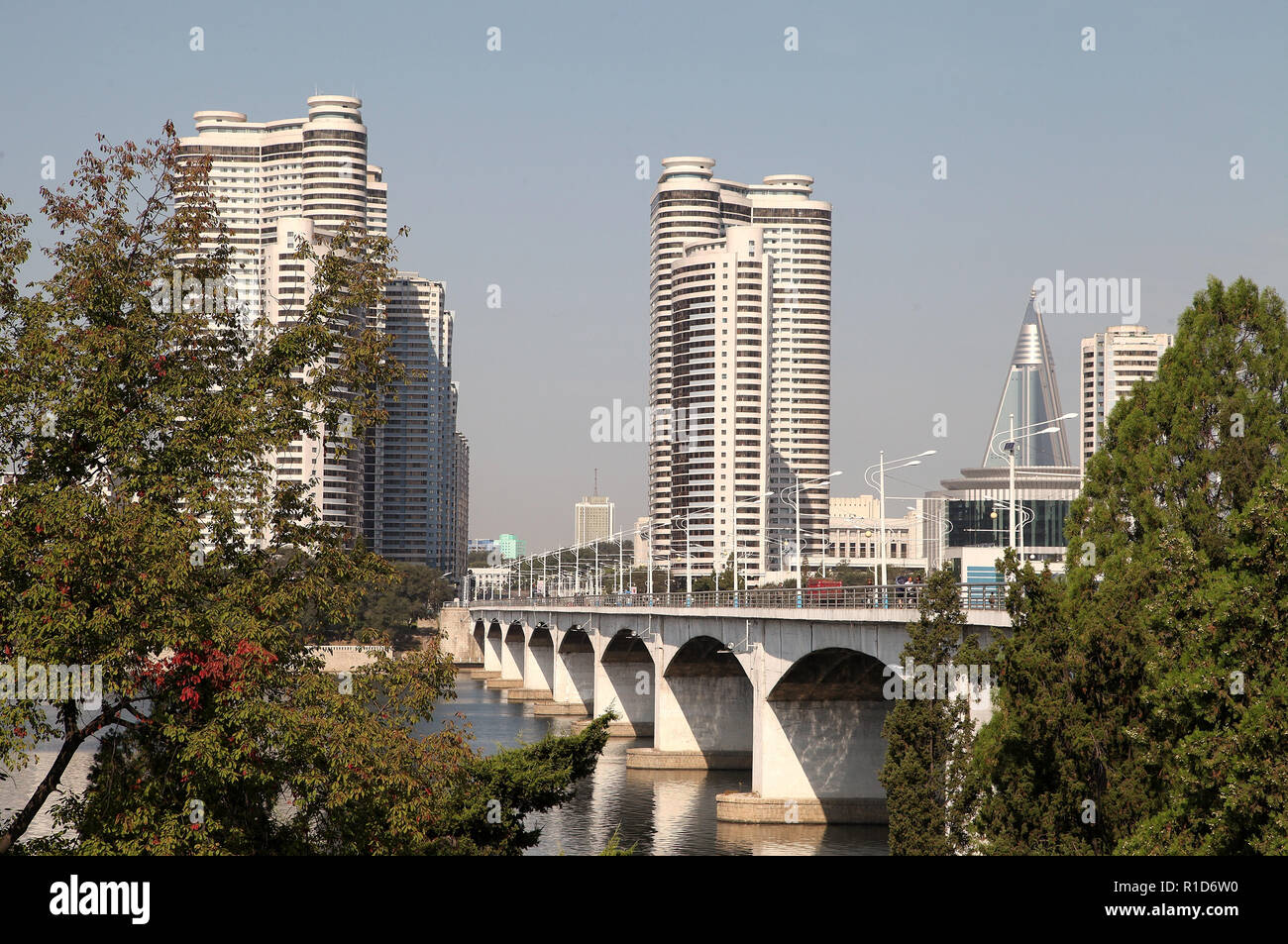 Bridge over the Taedong River which runs through Pyongyang in North Korea Stock Photo