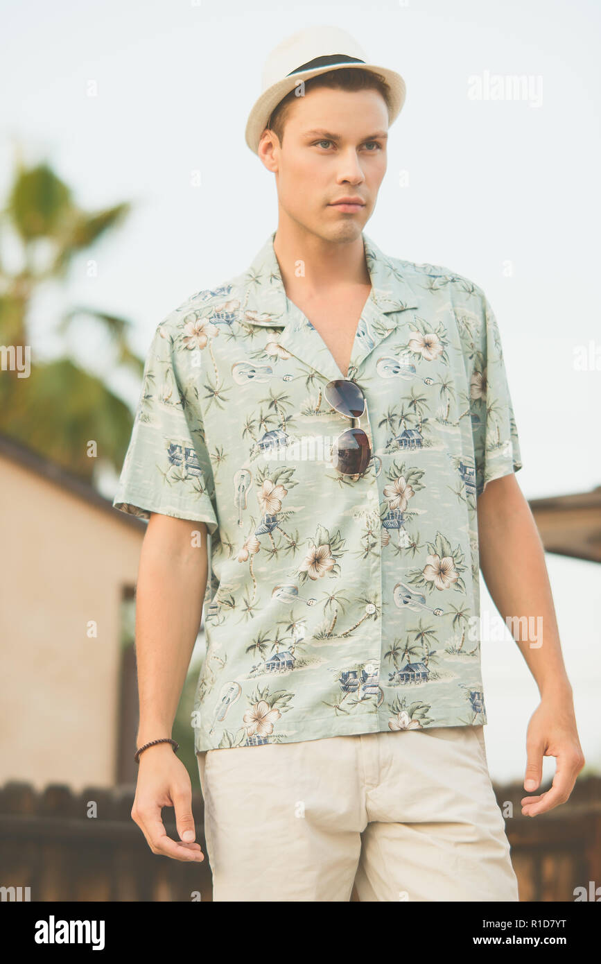 Man hawaiian shirt beach hi-res stock photography and images - Alamy