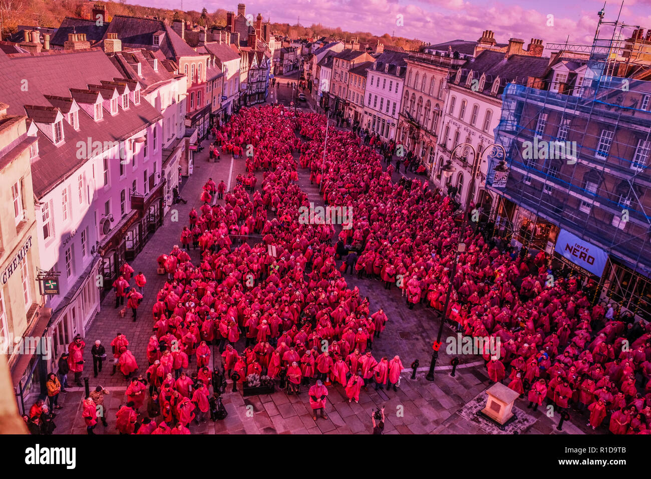 Cirencester Gloucestershire UK. 11th Nov 2018.3300 people gather to form the worlds largest human British Legion poppy. The event was held in the centre of Cirencester on the 11.11.2018 to comerorate the end of World War 1 one hundred years ago. Credit: charlie bryan/Alamy Live News Stock Photo