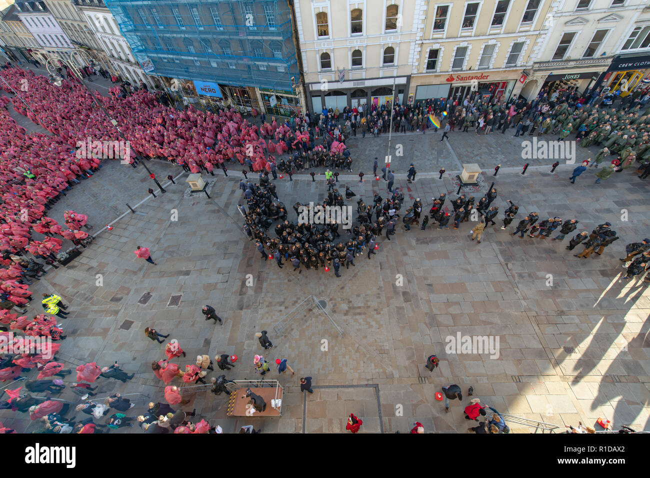 Cirencester, Gloucestershire, UK. 11th November 2018.  World Record attempt to form a Human Poppy with more than 3,000 people.  World Record achieved with more than 3,300 people attending © Gillian Lloyd/ Alamy Live News Stock Photo