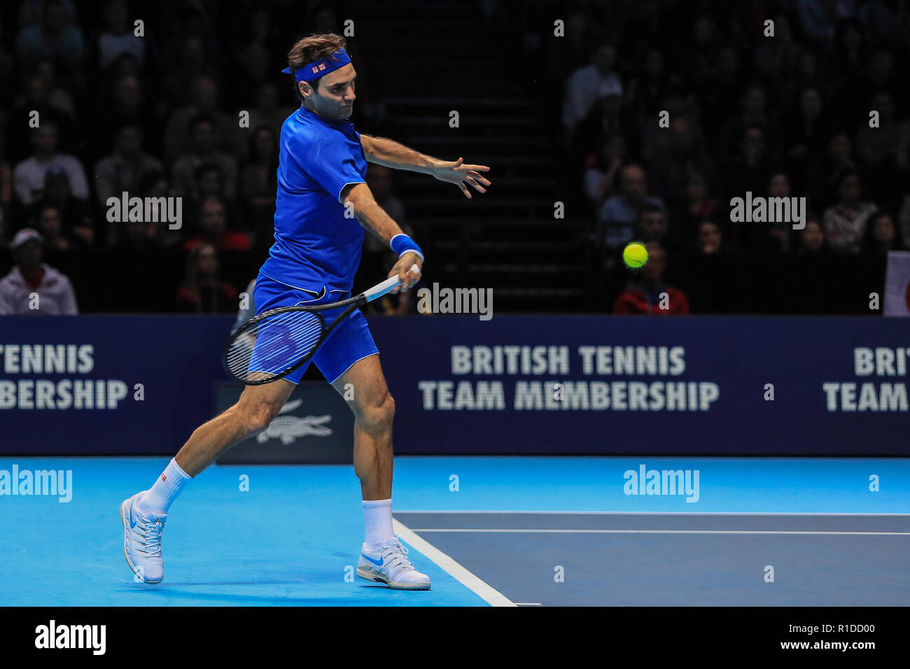 Roger federer volley hi-res stock photography and images - Alamy