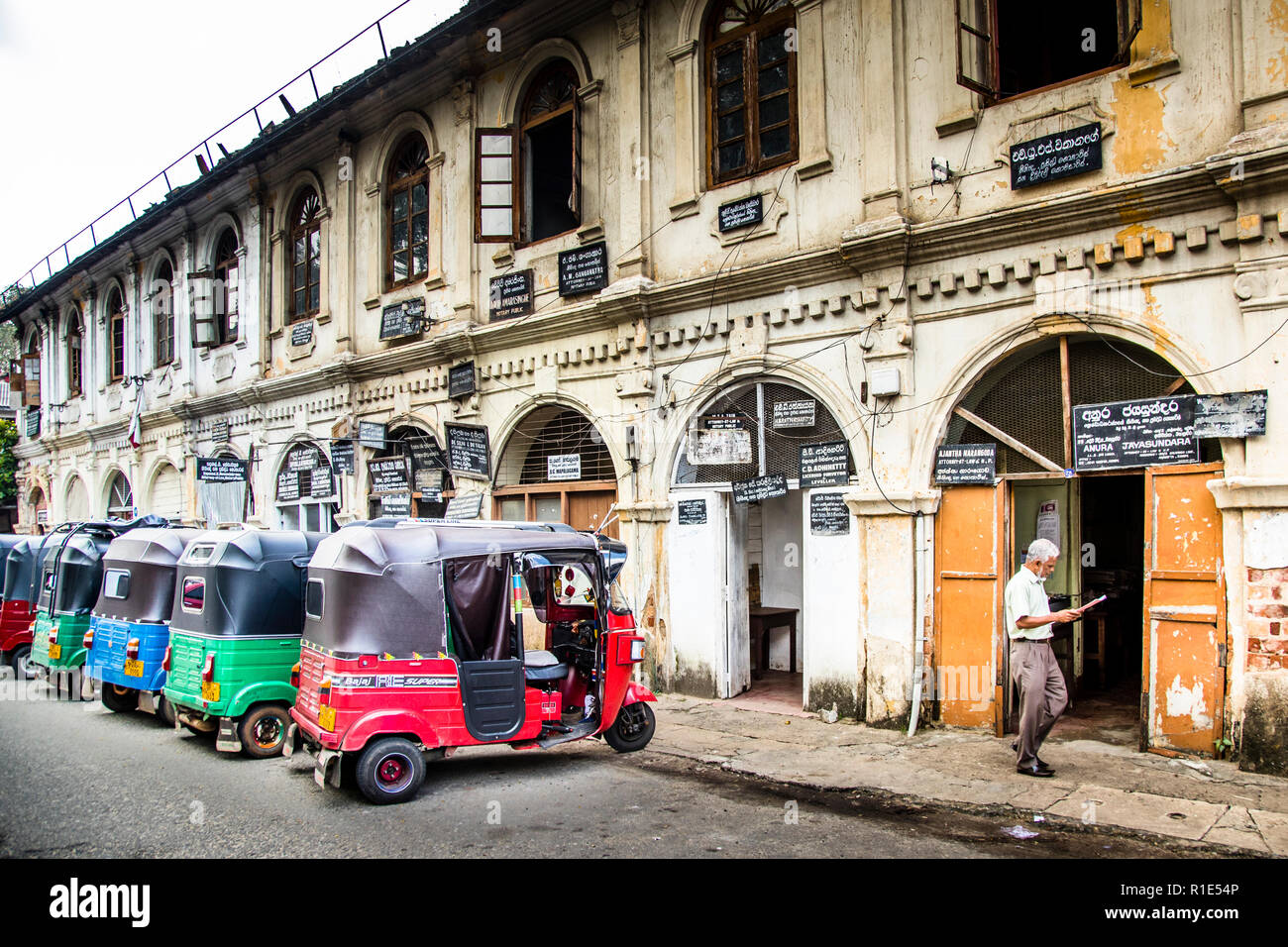Autorickshaws in front of Sri Lankan law firms Stock Photo