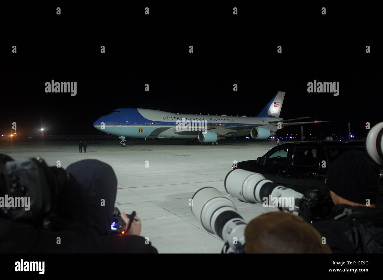 November 09, 2018 - Paris, France: French press photographers wait as US Air Force One arrives in the airport of Paris Orly. Le president americain Donald Trump et son epouse Melania descendent de l'Air Force One a leur arrivee a l'aeroport d'Orly. *** FRANCE OUT / NO SALES TO FRENCH MEDIA *** Stock Photo
