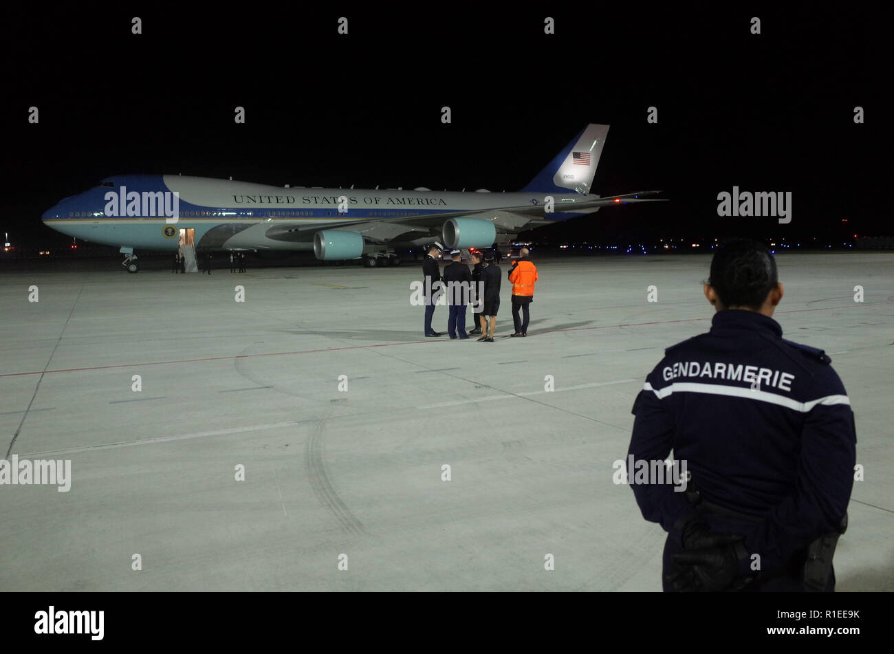 November 09, 2018 - Paris, France: French gendarmes watch on as US Air Force One arrives at the airport of Paris Orly. Le president americain Donald Trump et son epouse Melania descendent de l'Air Force One a leur arrivee a l'aeroport d'Orly. *** FRANCE OUT / NO SALES TO FRENCH MEDIA *** Stock Photo