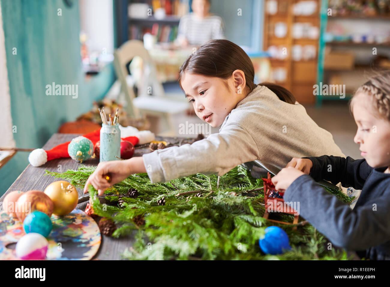 Children making christmas decorations hi-res stock photography and ...