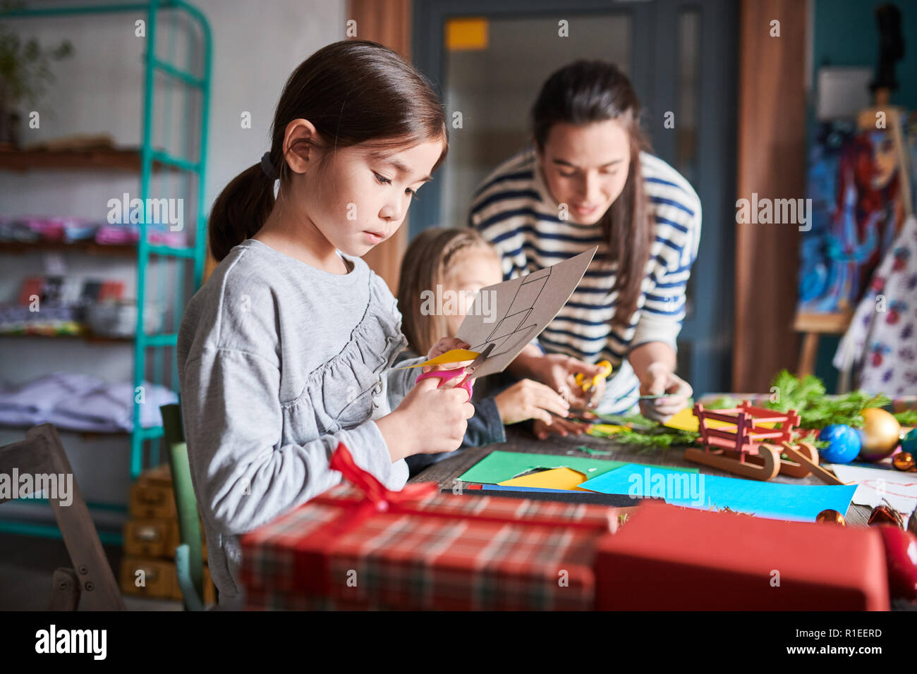 Papercraft hi-res stock photography and images - Alamy