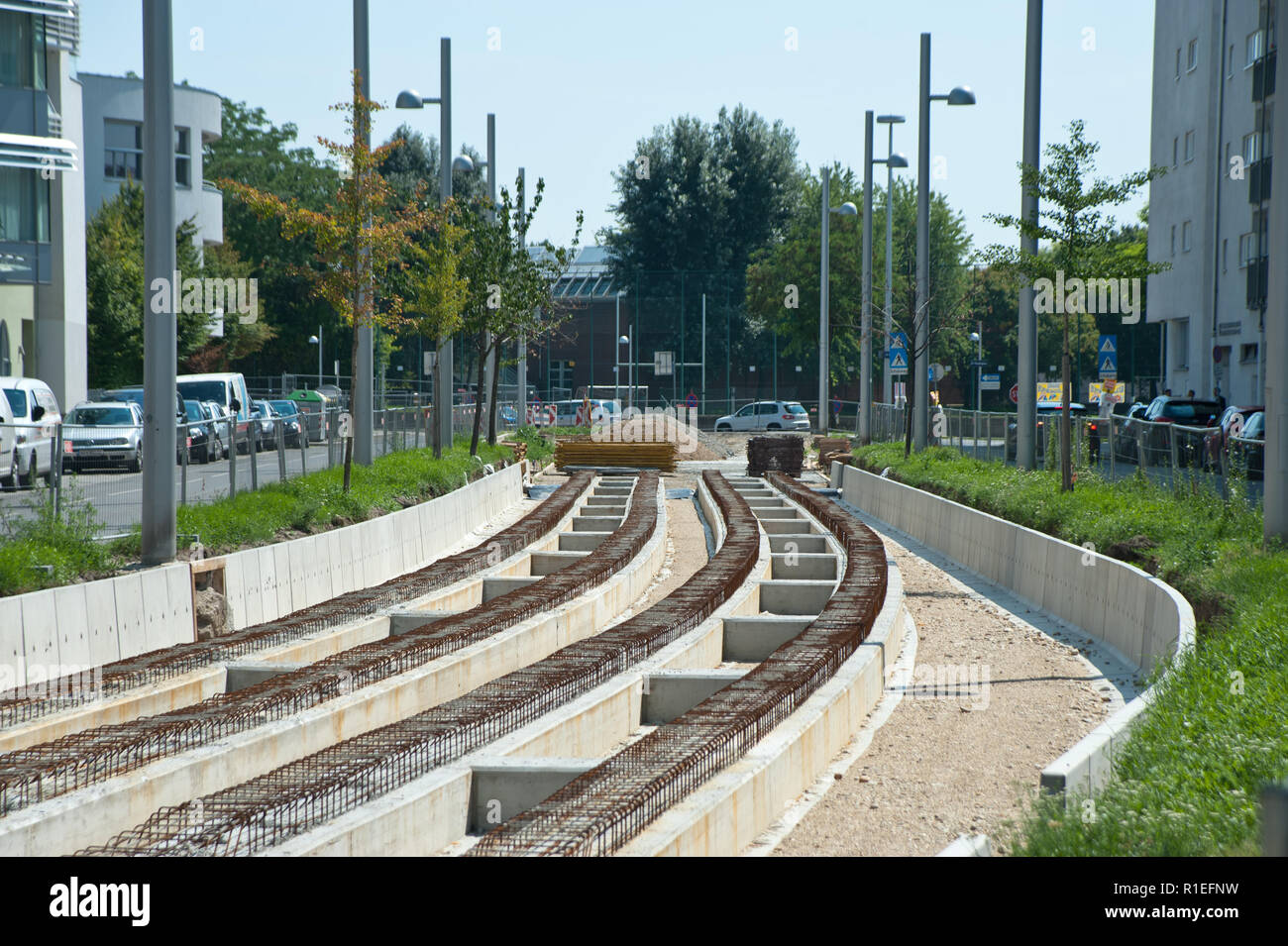 Straßenbahnneubau, Konstruktion Rasengleis mit tiefliegender Vegetationsebene Stock Photo