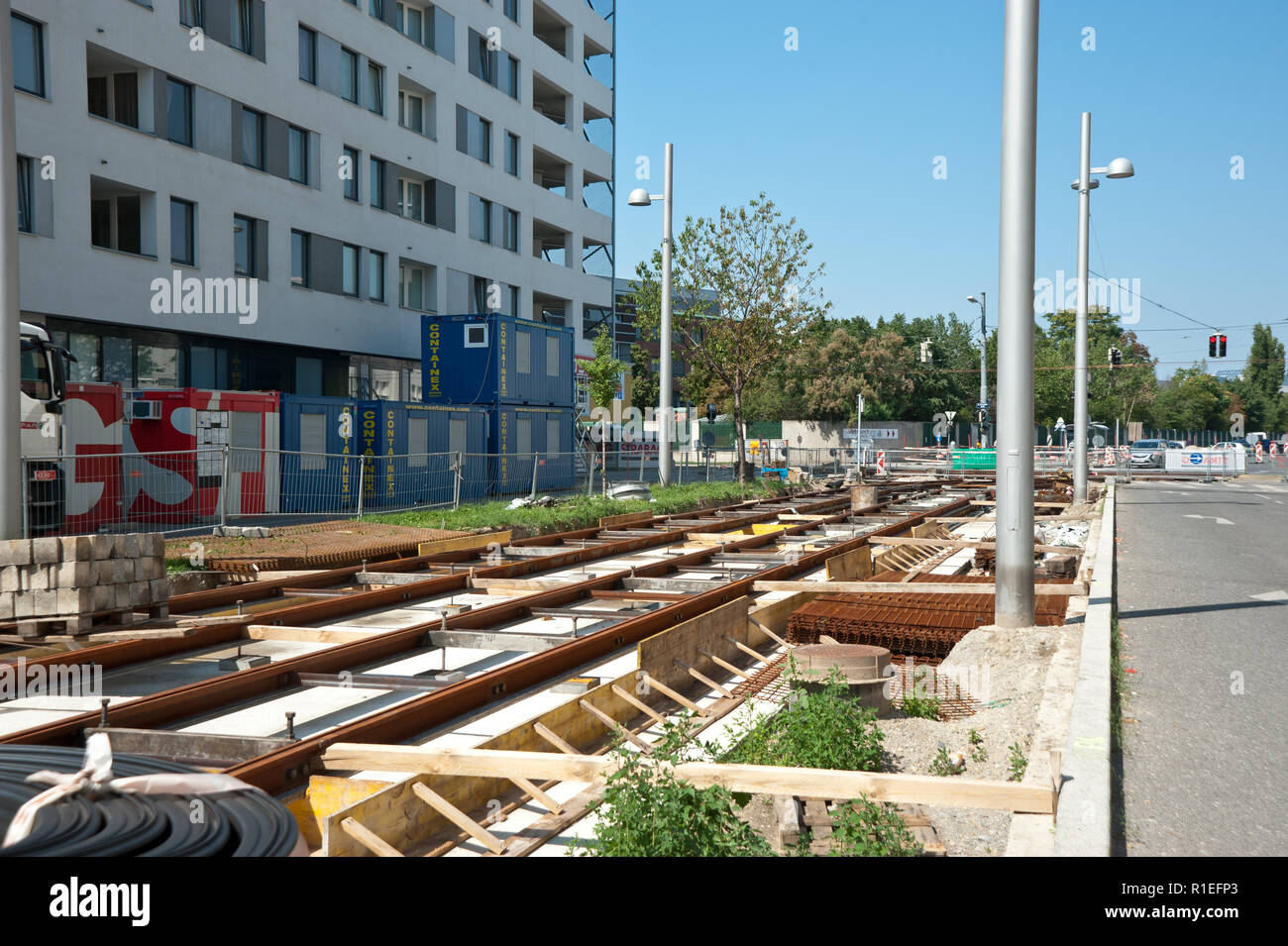 Straßenbahnneubau, Konstruktion Rasengleis mit tiefliegender Vegetationsebene Stock Photo