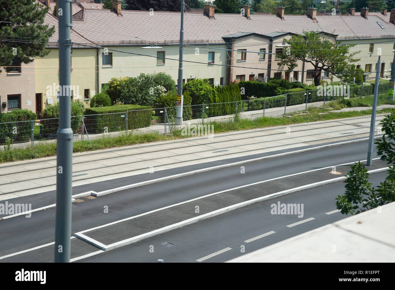 Wien, Straßenbahngleise, selbstständiger Gleiskörper Stock Photo - Alamy