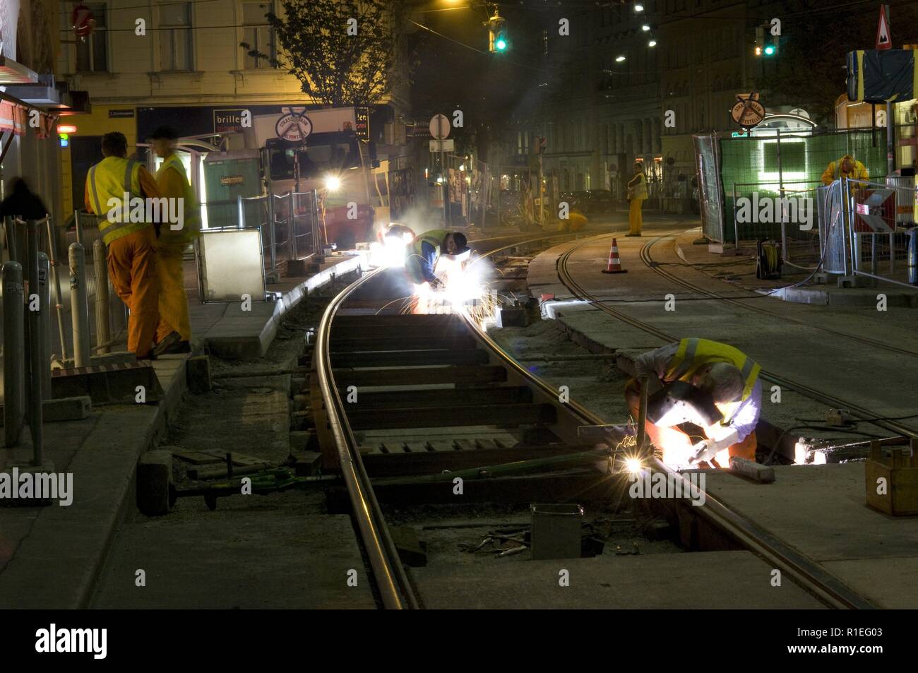 Wien, Straßenbahn, nächtliche Gleisbauarbeiten - Vienna, Tramway, Track  Renovation Work at Night Stock Photo - Alamy