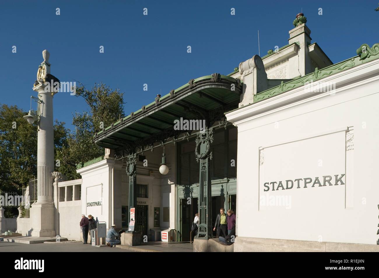 Wien, Stadtbahnstation Stadtpark von Otto Wagner - Vienna, Stadtbahn  Station Stadtpark by Architect Otto Wagner Stock Photo - Alamy