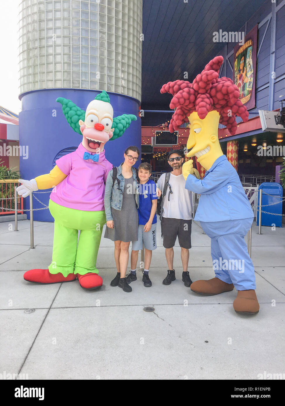 APRIL 25, 2018 - ORLANDO, FLORIDA: FAMILY POSES WITH SIMPSON CHARACTERS AT UNIVERSAL STUDIOS. Stock Photo