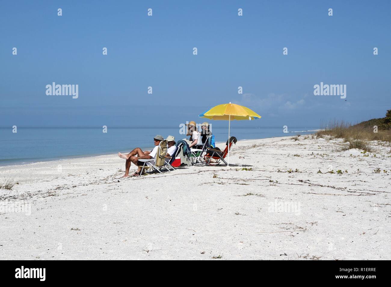 Family relaxing together beach hi-res stock photography and images - Alamy