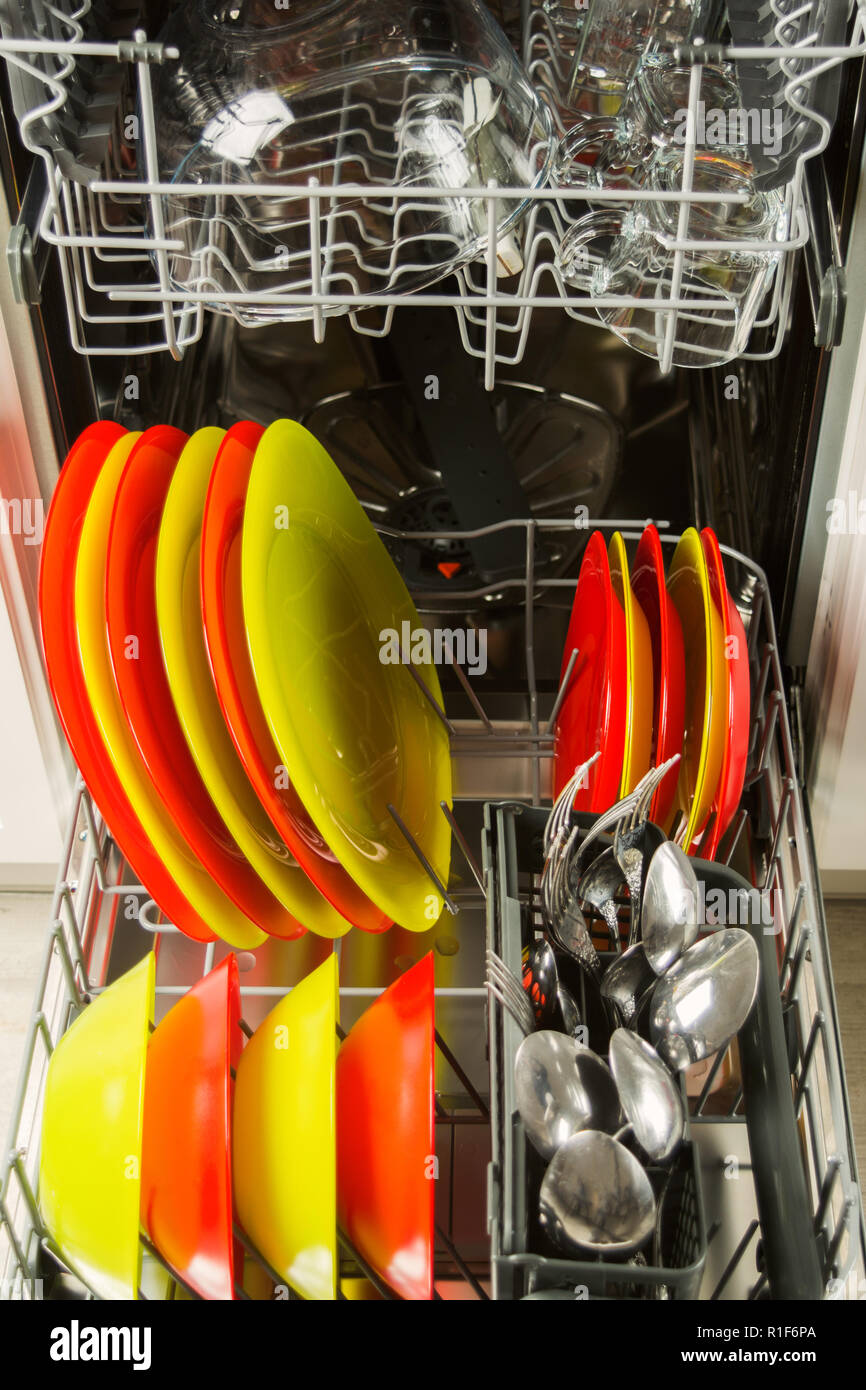 Dishwasher machine hi-res stock photography and images - Alamy