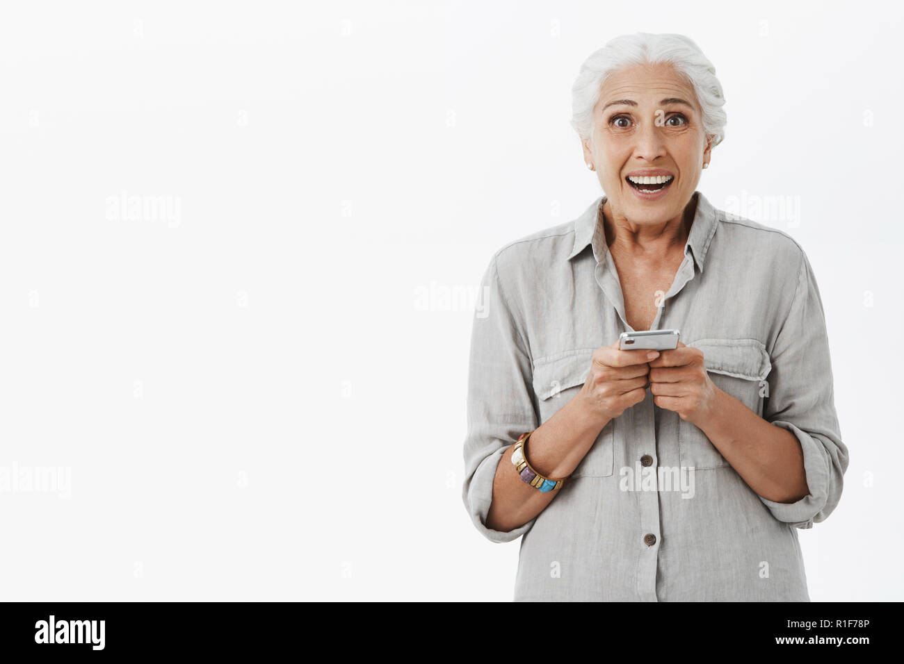 Older woman smartphone hi-res stock photography and images - Page 37 - Alamy